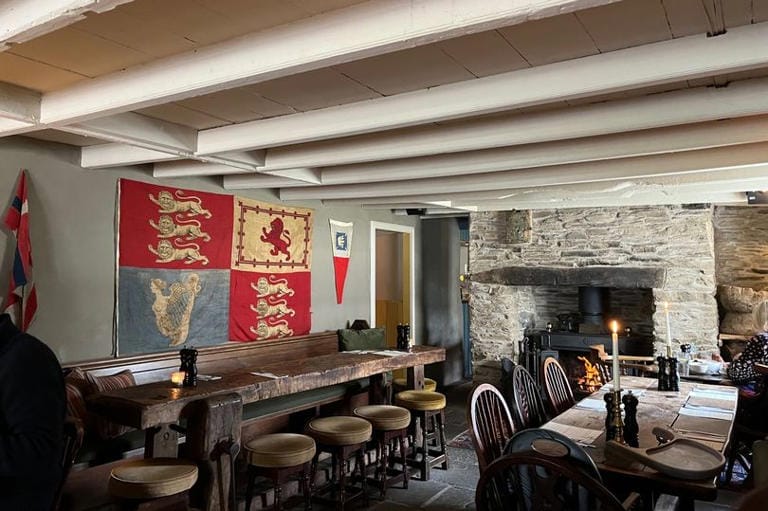 pubs-restaurants-roseland-holiday-cottage